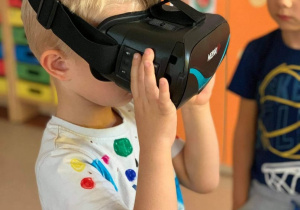 Chłopiec patrzy przez okulary 3D ( opowiada dzieciom o podwodnym świecie)